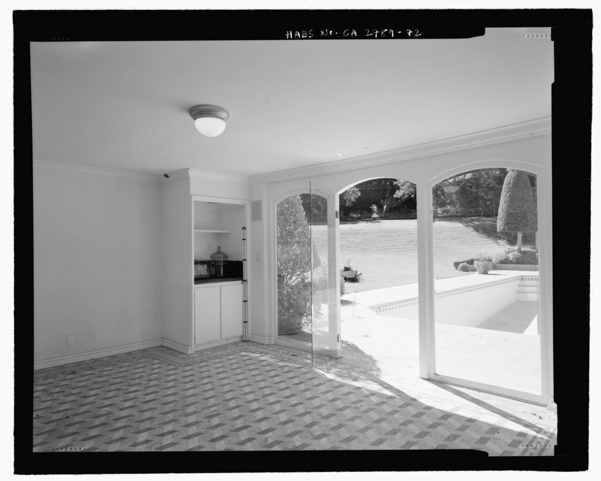 Pool house cabana with bathroom