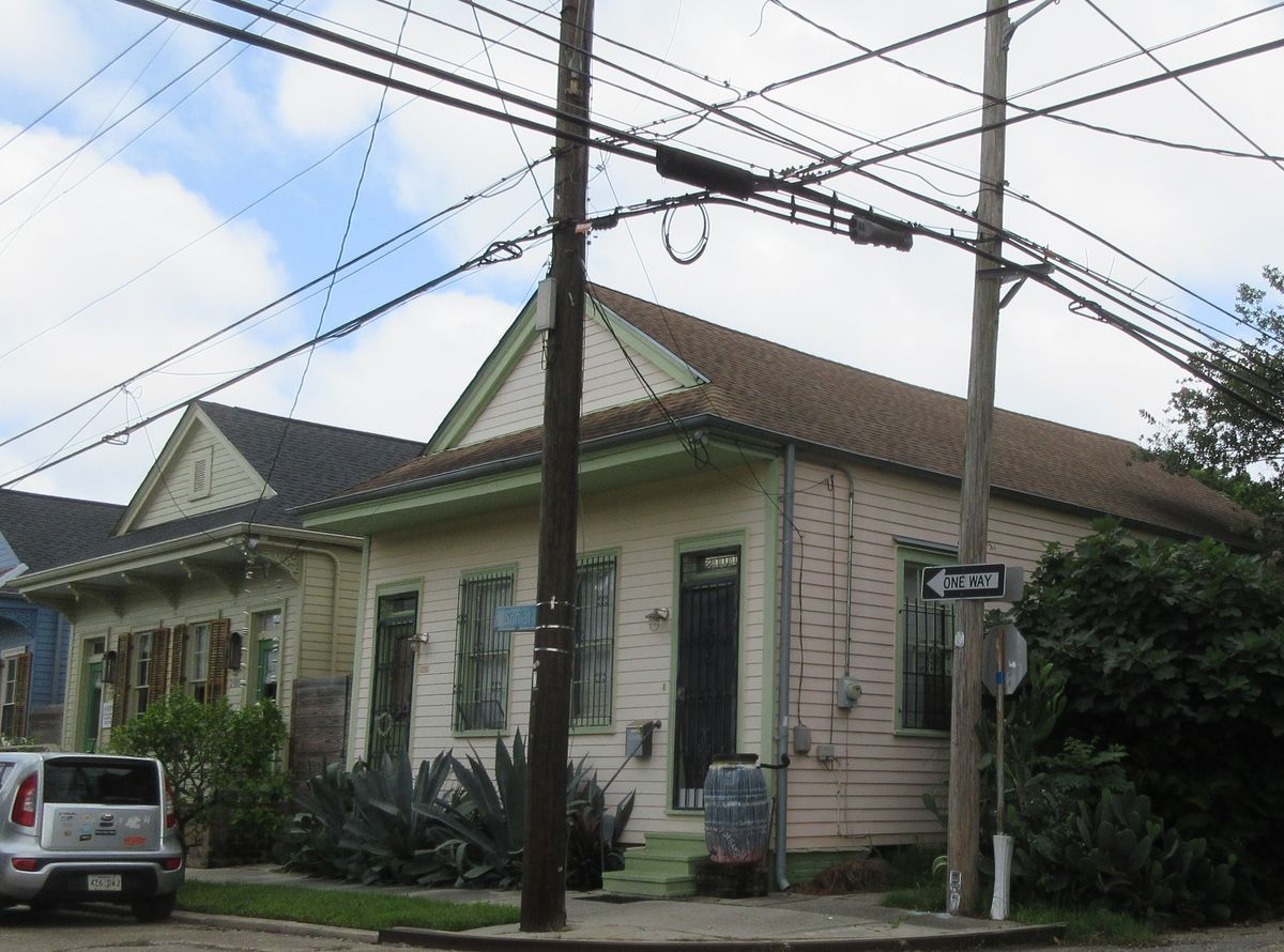House in New Orleans with a rain barrel beside the side door