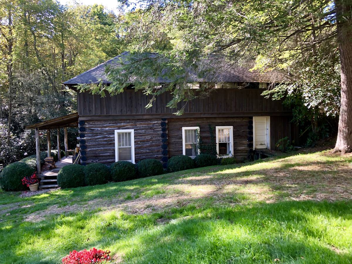 Log cabin vacation home in the woods near a lake